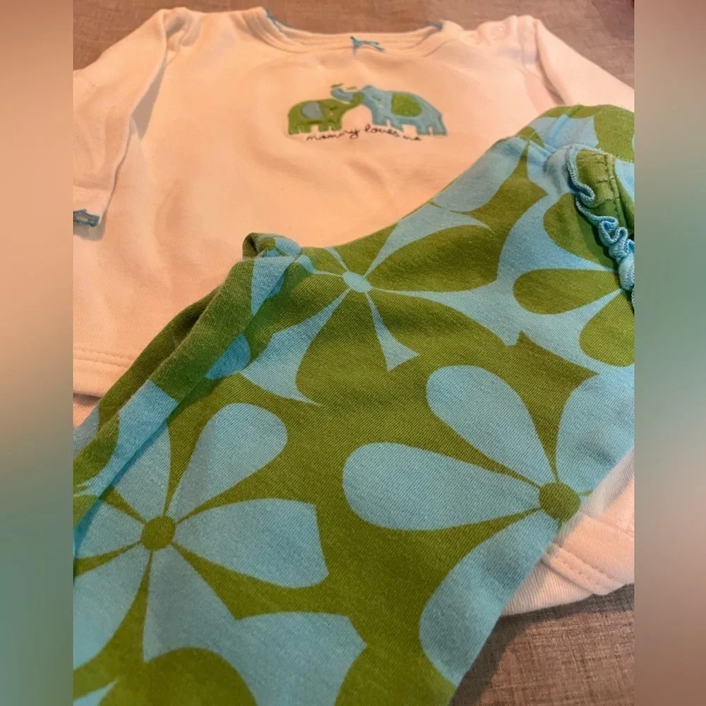 Adorable “Mommy Loves Me” 2-piece set.